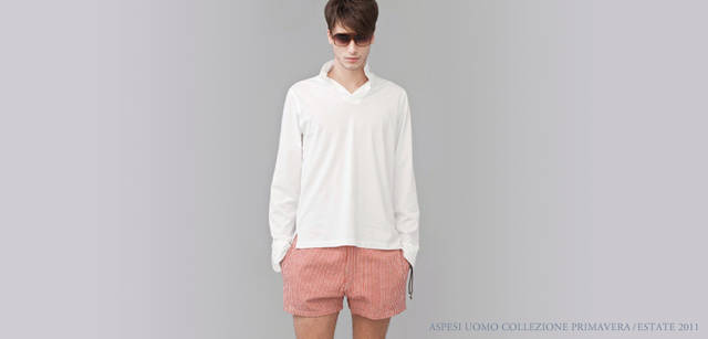 <strong>ASPESI | ASPESI Collezione Primavera/Estate 2011</strong> This 100% cotton white top is sure to be a summer staple. The open collar design is also fresh. The bottoms are swimwear, making their debut in Japan. For a standout look at the beach, choose these red and white striped swim trunks with an Italian chic color scheme. They feature a mesh lining. Pullover shirt ¥22,050, Swimwear "POSITANO" ¥21,000 (both ASPESI / ASPESI JAPAN).