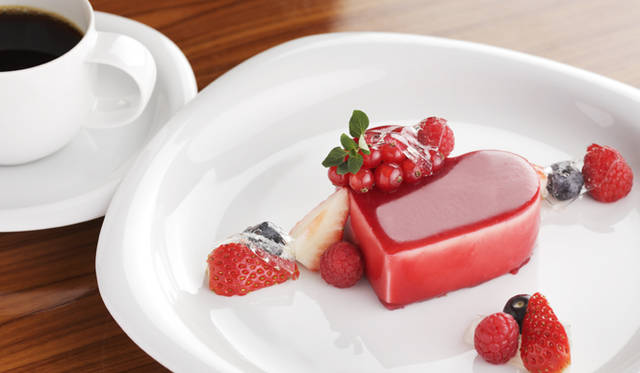 <strong>GUCCI｜グッチ</strong>　「シャンパンのムース 赤いベリーとシャンパンジュレを添えて」　“Champagne Mousse with Assorted Berries and Champagne Jelee”　1600円