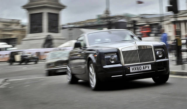 <strong>ROLLS-ROYCE｜ロールス・ロイス</strong>　ロンドンの街中を激しく疾走するのは、ファントムクーペとカマルグ。