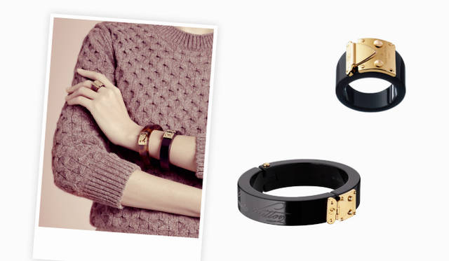 <strong>LOUIS VUITTON｜ルイ・ヴィトン</strong> 左（model）／「ブラスレ・ロック ミー」ブレスレット 各5万5650円、「バーグ・ロック ミー」リング 2万8350円、右上／「バーグ・ロック ミー」リング（ブラック） 2万8350円、右下／「ブラスレ・ロック ミー」ブレスレット（ブラック） 5万5650円（すべてルイ・ヴィトン） ※4月発売予定