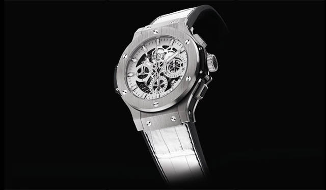 <strong>HUBLOT｜ウブロ</strong> ワールド・スキー・チャンピオンシップのタイムキーパーであるウブロによる、ドイツの雪山をイメージしたウォッチピース。「AERO BANG GARMISCH（アエロ・バン・ガルミッシュ）」