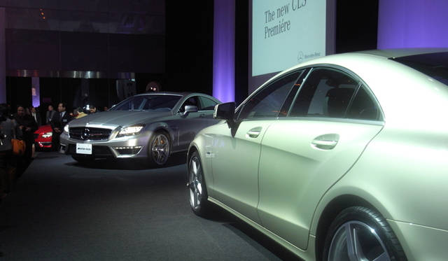 <strong>Mercedes-Benz CLS-Class｜メルセデス・ベンツ CLSクラス</strong>　発表会の模様。　写真左｜CLS 63 AMG、｜写真右｜CLS 350 ブルーエフィシエンシー　
