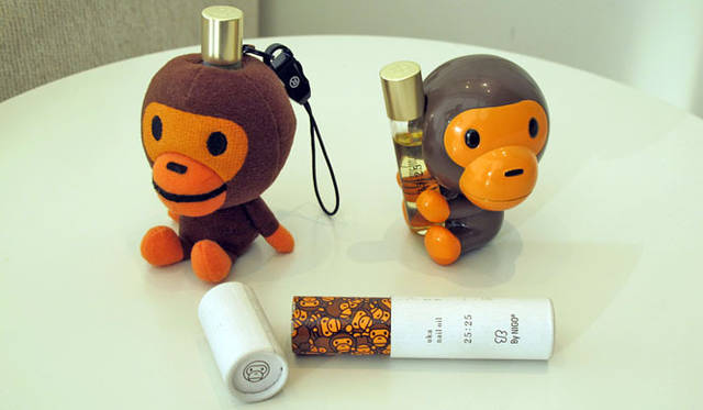 　 右は、ABS 卓上型ベイビーマイロ®ホルダー&uka nail oil 25:25。