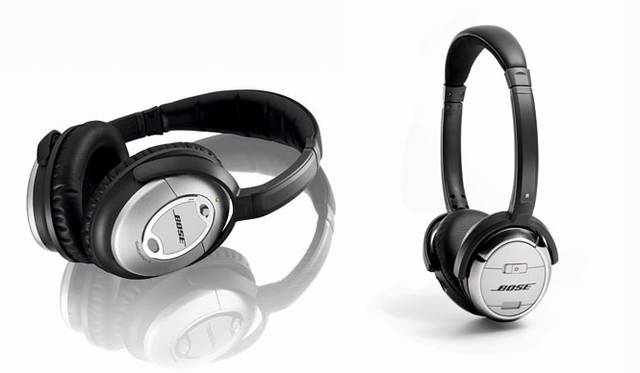 <strong>BOSE｜ボーズ</strong>　左／アラウンドイヤータイプ「QuietComfort<sup>®</sup>15」、右／オンイヤータイプ「QuietComfort<sup>®</sup>3」