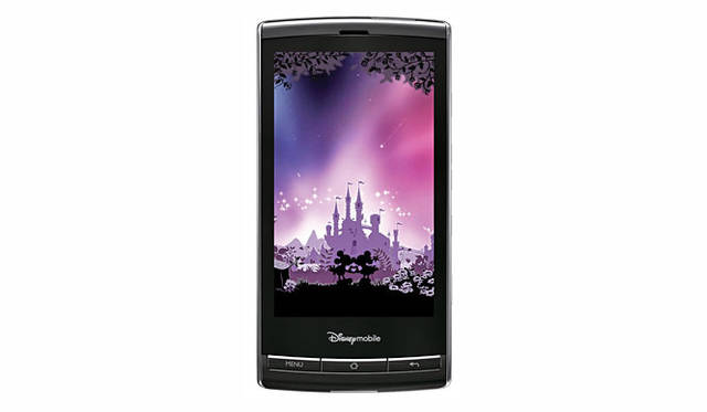 <strong>Disney Mobile｜ディズニー・モバイル</strong>　スマートフォン「DM009SH」　本体にはミッキーのアイコンがあしらわれている。© Disney