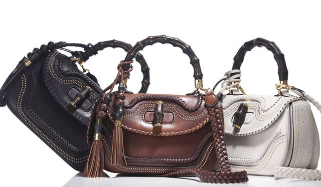 <strong>GUCCI｜グッチ</strong> オリジナルのサイズを踏襲し、小ぶりなハンドバッグサイズの「ニューバンブーバッグ」[W27×H17×D11cm] 左から／ブラック 30万4500円、ブラウン 46万2000円、ホワイト 30万4500円（すべてグッチ／グッチ ジャパン カスタマーサービス）
