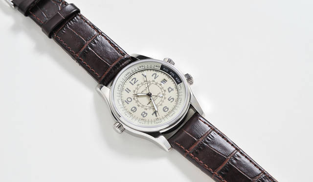 <strong>Hamilton｜ハミルトン</strong> 1940～50年代、かつてパイロットが命を託したナビゲーションウォッチへのオマージュとして生まれた注目のモデル。24ヵ所の国際空港コードの表示や、第二時間帯表示を備えたGMT機能をもつのが特徴。「カーキ スカイマスター UTC」11万5500円（予価）[7月発売予定] （ハミルトン／スウォッチ グループ ジャパン）