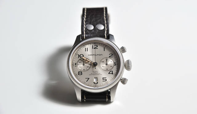 <strong>Hamilton｜ハミルトン</strong> 1940年代のパイロットウォッチが、70年の月日を経て今、状態のよいデッドストックとして発見されたら……。そんな空想をそのまま実現してしまったかのようなモデル。「カーキ パイオニア オートクロノ」16万8000円（予価）[5月発売予定] （ハミルトン／スウォッチ グループ ジャパン）