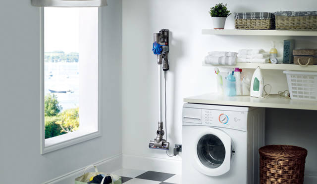 <strong>dyson｜ダイソン</strong>　コードレスクリーナー「Dyson Digital Slim（ダイソンデジタルスリム） DC35マルチフロア」 収納用ブラケットでも充電が可能。