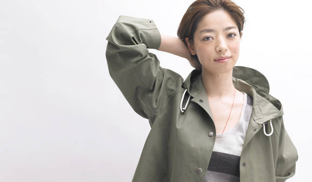 <strong>Mackintosh｜マッキントッシュ　市川実和子</strong>　コート13万6500円(マッキントッシュ／マッキントッシュ ジャパン)、タンクトップ1万6800円(スリードッツ／スリードッツ代官山アドレス店)、ショートパンツ1万6800円(ウールリッチ／スープリームス インコーポレーテッド Tel.03-3584-1919)