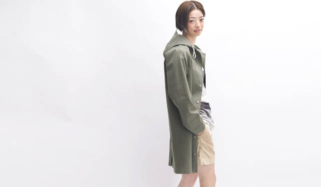 <strong>Mackintosh｜マッキントッシュ　市川実和子</strong>　コート13万6500円(マッキントッシュ／マッキントッシュ ジャパン)、タンクトップ1万6800円(スリードッツ／スリードッツ代官山アドレス店)、ショートパンツ1万6800円(ウールリッチ／スープリームス インコーポレーテッド Tel.03-3584-1919)