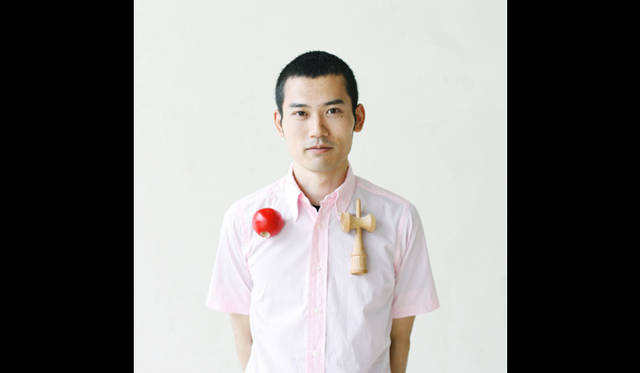 <strong>SUZUKI Yasuhiro (Contemporary Artist)</strong><br />Born in Hamamatsu City, Shizuoka Prefecture in 1979. Graduated from Tokyo University of the Arts in 2001. His representative works include the video installation 'The Perspective of Playground Equipment' (2001) using playground equipment, 'Blinking Leaves' (2003), and 'Air Person' (2007). In 2009, he was in charge of art direction for the public art project 'Port of Air' held at Haneda Airport, receiving the Good Design Award. He is currently working on his creations based at the Research Center for Advanced Science and Technology, The University of Tokyo. This spring, he created the donation box 'Izumi' which will become permanent at the Hara Museum. A solo exhibition is scheduled to be held at the Hamamatsu Museum of Art in the fall.