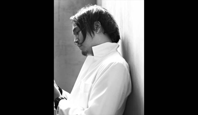 <strong>AZUMA Makoto (Flower Artist)</strong><br />Born in Fukuoka Prefecture in 1976. He has run a flower shop since 2002 and currently operates the haute couture flower shop 'JARDINS des FLEURS' in Minami-Aoyama, Tokyo. He is also actively engaged in international activities as a flower artist. Since 2005, he has held solo exhibitions mainly overseas, including in New York, Paris, and Germany. In 2009, he launched the experimental plant group 'Azuma Makoto Kaju Kenkyujo' to further explore the potential of plants, and is broadly active with plants as a keyword in various fields.