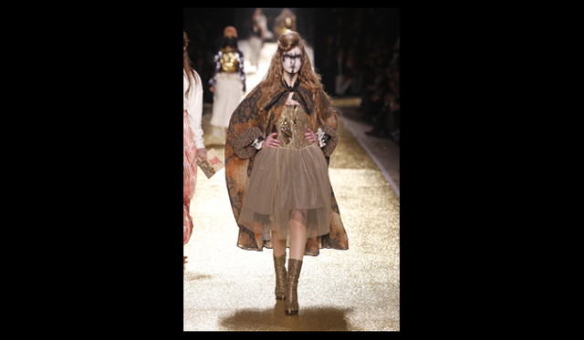 <strong>VIVIENNE WESTWOOD GOLD LABEL｜ヴィヴィアン・ウエストウッド・ゴールドレーベル</strong> 2011年秋冬コレクション速報