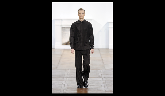 <strong>Dior Homme</strong> Photo: PATRICE STABLE Artistic Director Kris Van Assche on the collection: "I wanted to express the concept of the venue setup in a classic, simple French space. By mixing the new forms appearing in the collection with the space, we avoided being too classic and eliminated excessive design to add modernity."