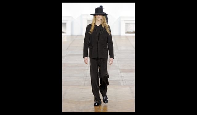 <strong>Dior Homme</strong> Photo: PATRICE STABLE Artistic Director Kris Van Assche on the collection: "In autumn/winter, materials tend to become heavy. However, to maintain Dior Homme's core concept of comfort, we extensively used cashmere double-face fabrics to express warmth, lightness, and true luxury. The flowing lines, continuing from the previous season, were achieved through material selection, creating beautiful draped silhouettes for autumn/winter."