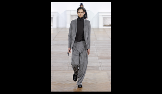 <strong>Dior Homme</strong> Photo: PATRICE STABLE Artistic Director Kris Van Assche on the collection: "For knitwear, in addition to cashmere, we also used wool. We selected a slightly firmer wool to create a structured drape. The beauty of the material and elegance are expressed by eliminating unnecessary embellishments."