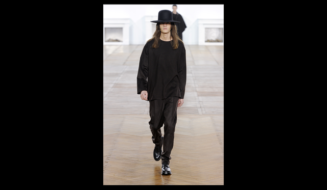 <strong>Dior Homme</strong> Photo: PATRICE STABLE Artistic Director Kris Van Assche on the collection: "The color palette includes brown, gray, black, and red. Red was chosen for the finale to express passion. The wide pants, with a 32cm hem and front pleats, are designed to create beautiful drapes, expressing lightness and elegance."