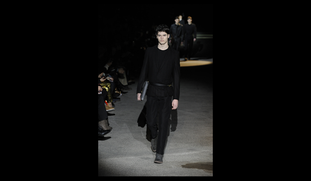 <strong>Louis Vuitton｜ルイ・ヴィトン</strong>　アーティスティック・ディレクターであるマーク・ジェイコブスのもと、メンズ スタジオ・ディレクターのポール・エルバースは、アーミッシュのスタイルとデビィッド・リンチの映画の不可解な世界からインスピレーションを得ている。ブラックを基調とし、レッドが唯一のアクセントカラー。ノーカラーのラペルなど、アーミッシュのスタイルを取り入れつつ、テールのようにジャケットからダウンベストをぶらさげるなど、特徴的なデザインが目を引く。
