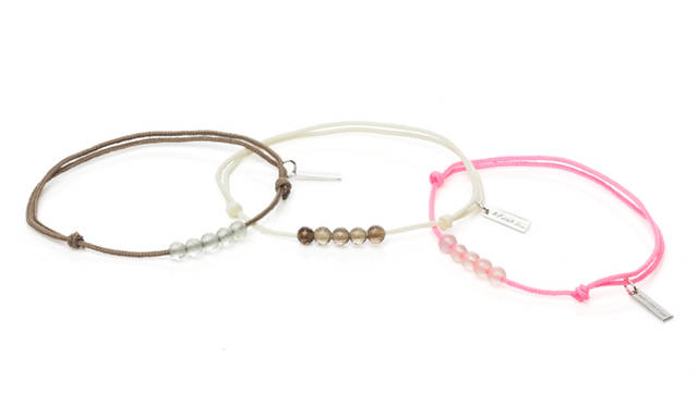 <strong>MORGANNE BELLO│モルガンベロ</strong>　モルガンベロのコードブレスレットを、3名様にプレゼント！　グリーンクオーツ、スモーキークオーツ、ローズカルセドニーなど、半貴石がほどこされたコードブレスレットを各1名様ずつ、合計3名の方に。「ミニデリース」 各9975円（モルガンベロ）