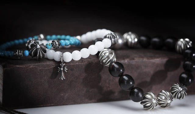<strong>CHROME HEARTS｜クロムハーツ</strong>　左から、ターコイズ×シルバー（BEAD 4MM）4万3050円、翡翠×シルバー（BEAD 6MM）6万3000円、ブラックコーラル×シルバー（BEAD 10MM）15万7500円