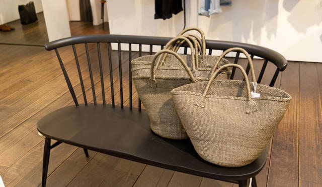 <strong>MARGARET HOWELL｜マーガレット・ハウエル</strong>　『マーガレット・ハウエル 神南』限定の商品も展開している。