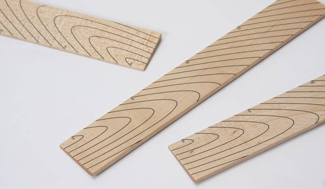 <strong>KARIMOKU NEW STANDARD｜カリモク ニュー スタンダード</strong>　2011 PROTOTYPES　「RULER」（BIG-GAME）木目模様が印刷された定規。それぞれの線がグラフィックパターンでありながら1センチ刻みに印刷された、機能性も兼ね備えたデザイン。
