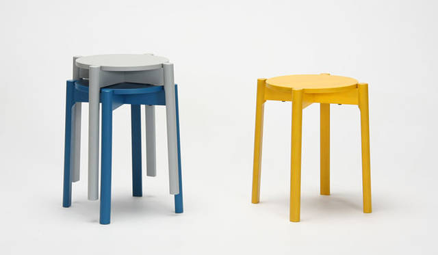 <strong>KARIMOKU NEW STANDARD｜カリモク ニュー スタンダード</strong>　2011 PROTOTYPES　「CASTOR STOOL」（BIG-GAME）国産のナラ材を使用したスタッキング可能なスツール。座面は、機能性に導かれたデザインにより、横方向に飛び出した4本の細い脚の上部に取り付けられている。