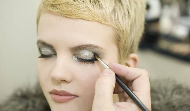 <strong>CHANEL｜シャネル</strong>　2011-12 Fall/Winter CHANEL Ready-to-Wear Show Backstage　© CHANEL