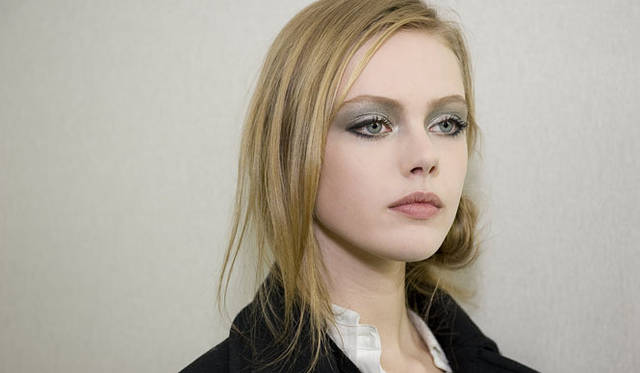 <strong>CHANEL｜シャネル</strong>　2011-12 Fall/Winter CHANEL Ready-to-Wear Show Backstage　© CHANEL