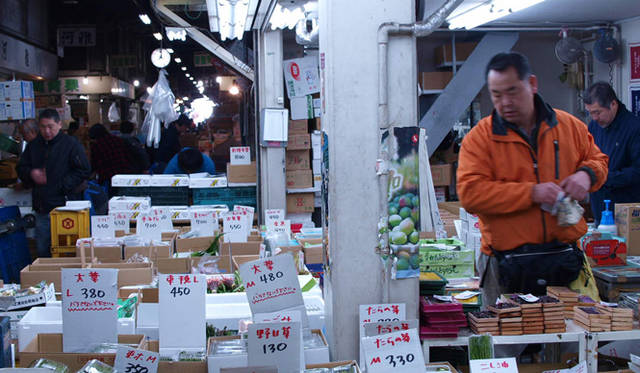 <strong>Guide to Tokyo in New Perspective｜飲食編</strong>　青果市場も初夏の野菜が揃うが「売上げ減」という。