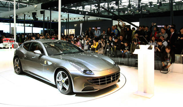 <strong>Ferrari Four（FF）｜フェラーリ フォー（FF）</strong>　上海オートショーでのアジアプレミアの模様。
