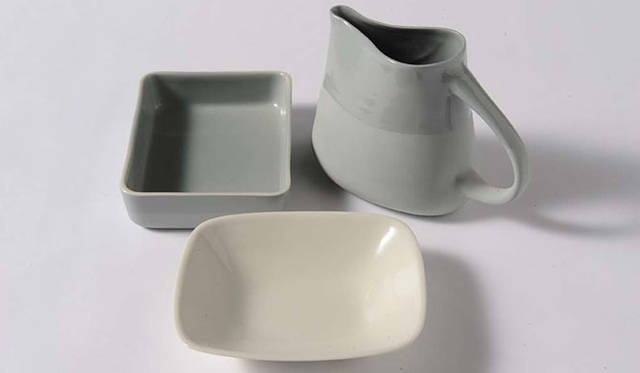 <strong>LIVING MOTIF｜リビング・モティーフ</strong>　グロスとマットを対比させて表情をもたせた新シリーズ「CANTINE-MAGUELONEシリーズ」。さわやかなペールトーンのカジュアルなラインが登場。1365円～