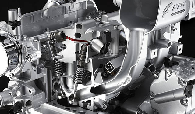 <strong>FIAT 500 Twin Air｜フィアット 500 ツインエア</strong>　排気バルブの開閉こそカムシャフトが直接作用するが、吸気バルブについては、バルブ駆動用油圧システムの油圧ポンプを作動させるために作用するだけだ。