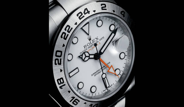 The dial comes in two types: satin-finished black or white lacquer. The hands are also set with Chromalight, creating a striking "phantom effect" on the black dial. "Oyster Perpetual Explorer II" ¥693,000 (estimated price) [Scheduled for Autumn release].