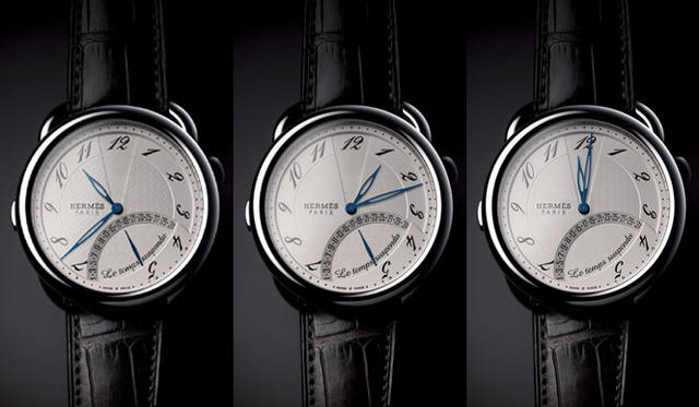 <strong>HERMÈS｜Hermès</strong>The hour and minute hands employ a unique "360-degree retrograde display mechanism" unlike any other, where they don't rotate 360 degrees but rather fly back to the 0-minute position as they approach 12 o'clock from the 12 o'clock position. The image on the far right shows the "forget time mode" activated by pressing the push-button at 9 o'clock. Pressing the button again instantly returns the watch to the current time. "Arceau Temps Suspendu" ¥1,659,000 [Estimated price] (Scheduled for year-end release).