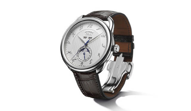 <strong>HERMÈS｜Hermès</strong>Among the new "Arceau" models released this year, we confidently recommend this model, named "Grande Lune (Great Moon)," which features a day, date, and moon phase display. "Arceau Grande Lune" ¥656,250 [Estimated price] (Scheduled for Summer release).