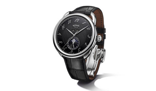 <strong>HERMÈS｜Hermès</strong>The movement is equipped with a module from Dubois Dépraz, renowned among watch enthusiasts. ¥656,250 [Estimated price] (Scheduled for Summer release).