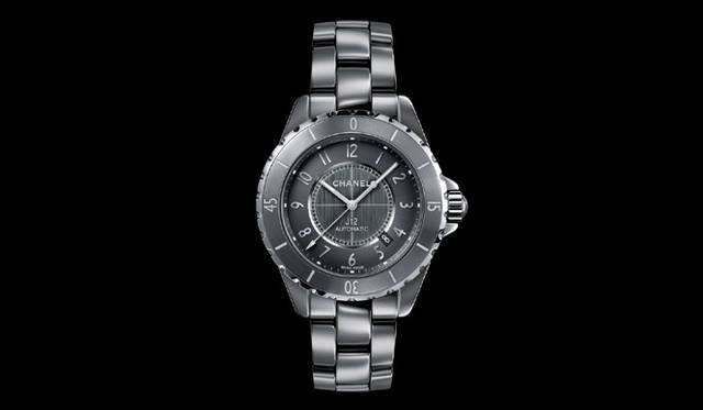 <strong>CHANEL｜Chanel</strong>A new model featuring a case and bracelet made of "Titanium Ceramic," a new material developed by Chanel that blends ceramic with titanium, similar to the high-tech ceramic used previously. "J12 Chromatic" ¥609,000 [Estimated price] (Scheduled for June 1st release).