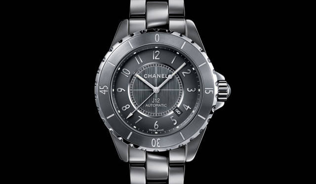 <strong>CHANEL｜Chanel</strong>The dial features two patterns: a vertical satin finish in the center surrounded by a railway track pattern, and a circular guilloché engraving on the outer ring. The rhodium-plated hands and Arabic numeral indexes shine brilliantly against this backdrop. "J12 Chromatic" ¥609,000 [Estimated price] (Scheduled for June 1st release).
