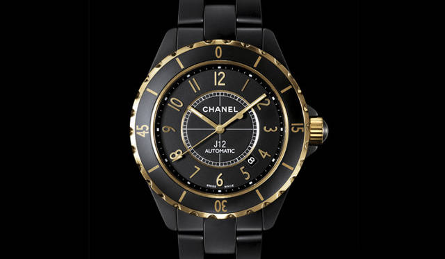 <strong>CHANEL｜Chanel</strong>This model exudes a sharp and refined atmosphere, achieved through a matte finish not only on the high-tech ceramic components but also on the yellow gold used for the bezel, hands, indexes, and crown. "J12 Caliber 3125" ¥2,142,000 [Estimated price] (Scheduled for Autumn release).