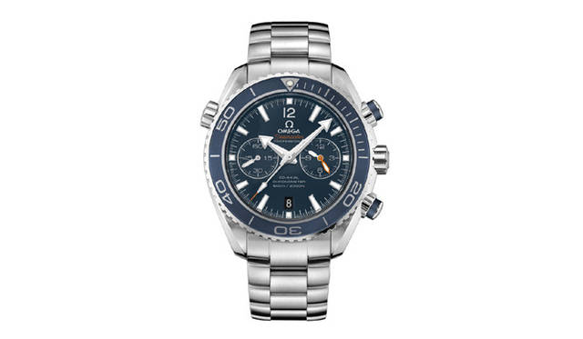 <strong>OMEGA｜Omega</strong>This new model is powered by the "Caliber 9300" automatic movement, developed over a long period of six years. It features a new three-layer Co-Axial escapement, a silicon balance spring, and a three-layer column wheel chronograph mechanism with a vertical clutch. "Seamaster Planet Ocean Chronograph" ¥924,000 [Estimated price] (Scheduled for October release).