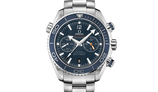 <strong>OMEGA｜Omega</strong>It also includes a "timezone function" that allows for time adjustment by moving only the hour hand when traveling to a different time zone, and a "chronograph security mechanism" that prevents damage even if the reset button is pressed during chronograph operation. "Seamaster Planet Ocean Chronograph" ¥924,000 [Estimated price] (Scheduled for October release).