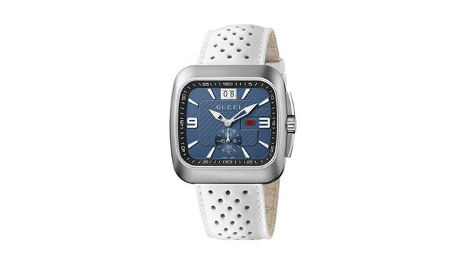 <strong>GUCCI｜Gucci</strong>The combination of a cobalt blue dial and a white perforated calfskin strap creates a exquisite vintage feel. "Gucci Coupé" ¥110,250. Scheduled for May release.