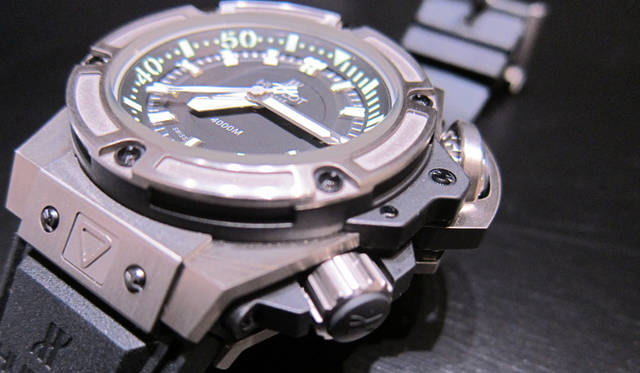 <strong>HUBLOT｜Hublot</strong>The case and bezel, achieving a water resistance of 4000 meters, are made entirely of carbon fiber, fired in Hublot's in-house autoclave. This material is significantly lighter and more rigid than steel. "King Power Diver 4000 Carbon" Limited to 1000 pieces worldwide. ¥2,331,000 (estimated price). Release date undecided.