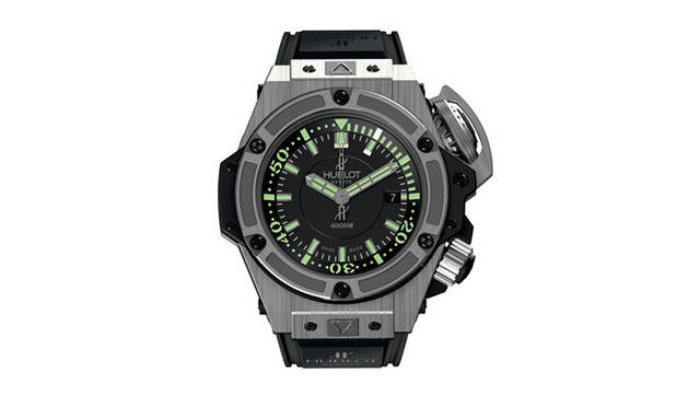 <strong>HUBLOT｜Hublot</strong>A model with the same basic specifications of 4000-meter water resistance is also available, with the case and bezel made of titanium (estimated price ¥1,743,000). "King Power Diver 4000 Carbon" Limited to 1000 pieces worldwide. ¥2,331,000 (estimated price). Release date undecided.