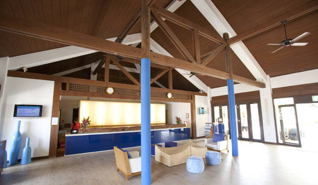 <strong>Club Med Kabira Beach, Ishigaki｜クラブメッド石垣島</strong>　最近リニューアルしたばかりだという、青と白を基調とした極めてシンプルなデザインのレセプション。