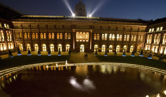 <strong>Victoria and Albert Museum</strong>　ガーデンの夜景（V&A images）