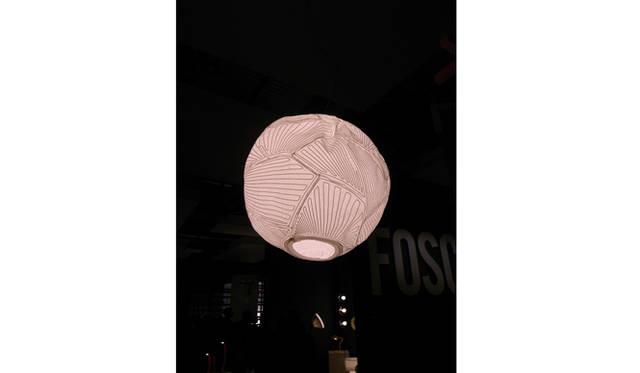 <strong>Milano Salone 2011｜川合将人のミラノサローネそぞろ歩き</strong>   FOSCARINI　＜フォスカリーニ＞から発表されたシェードが布製のペンダントランプ《PLANET》は、Changedesignによるデザイン。