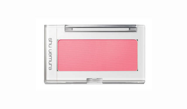 <strong>shu uemura｜シュウ ウエムラ</strong>　カスタム ケースII 525円（※写真はセット例）、グローオン（レフィル）全30色 2415円　発色と色持ちにすぐれ、自然な血色をプラスするチークカラー(ほほ紅）。パールとマットの2つのテクスチャー。ミネラル成分配合。